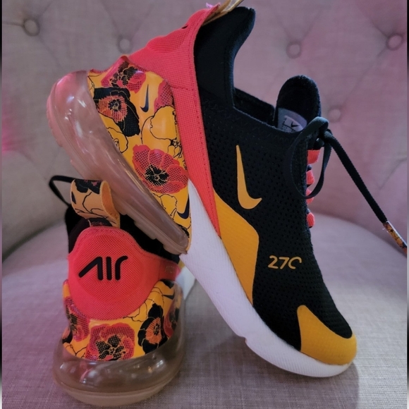 ❤️SOLD❤️ Nike Air Max 270 Black Crimson Floral - Picture 1 of 8